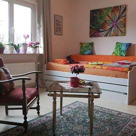Weltoffenes Privates Gaestezimmer Bei Lgbtq Freundlichen Gastgeber Der Mit In Der Wohnung Lebt Berlin Exteriör bild