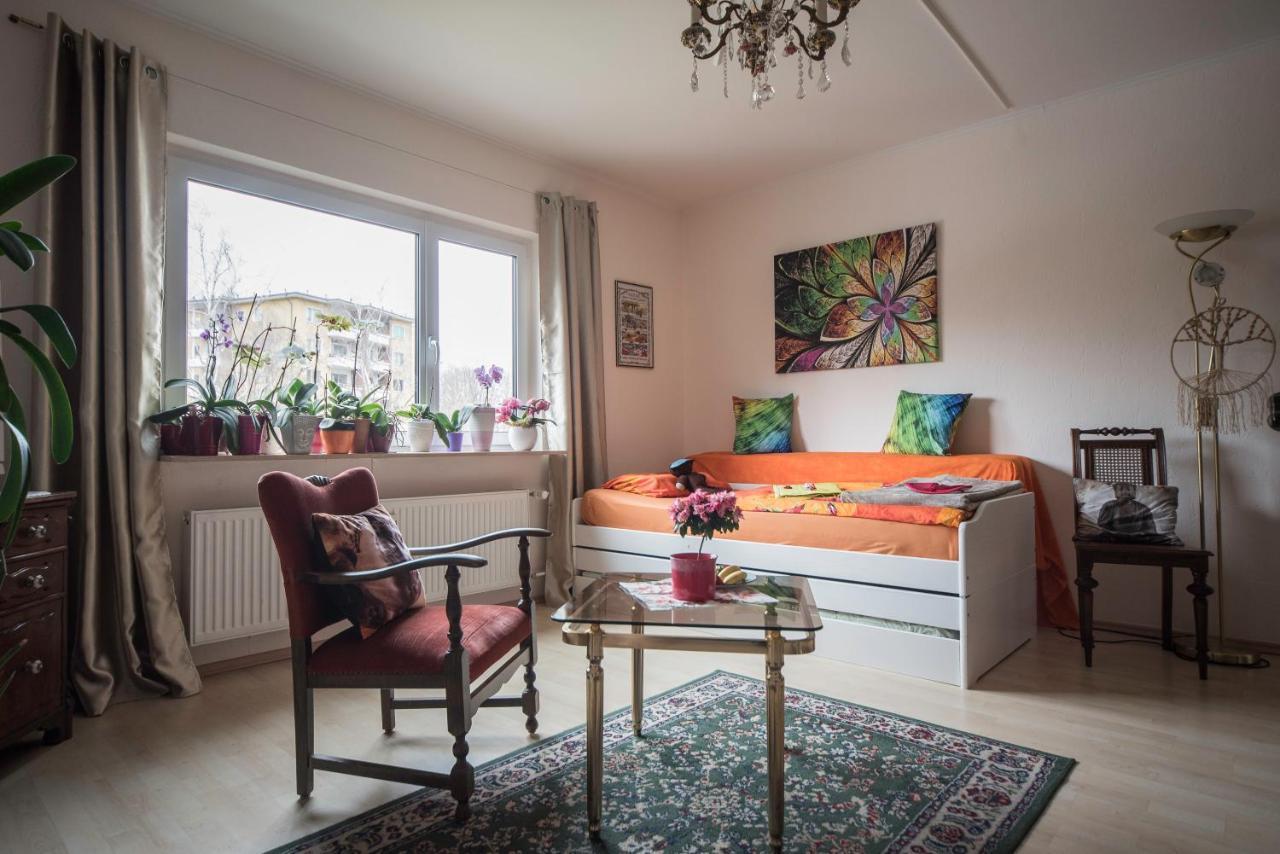 Weltoffenes Privates Gaestezimmer Bei Lgbtq Freundlichen Gastgeber Der Mit In Der Wohnung Lebt Berlin Exteriör bild
