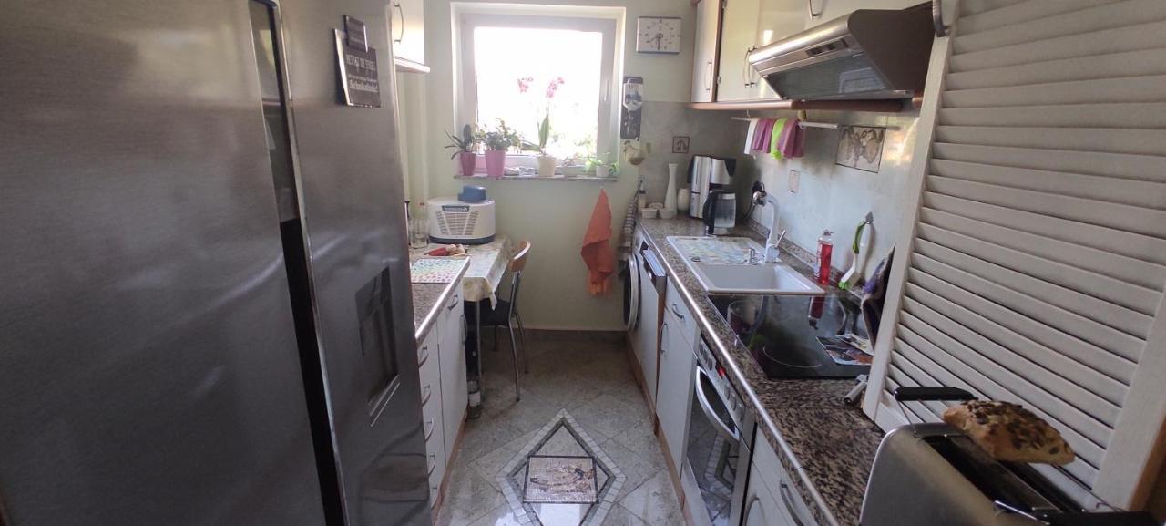 Weltoffenes Privates Gaestezimmer Bei Lgbtq Freundlichen Gastgeber Der Mit In Der Wohnung Lebt Berlin Exteriör bild