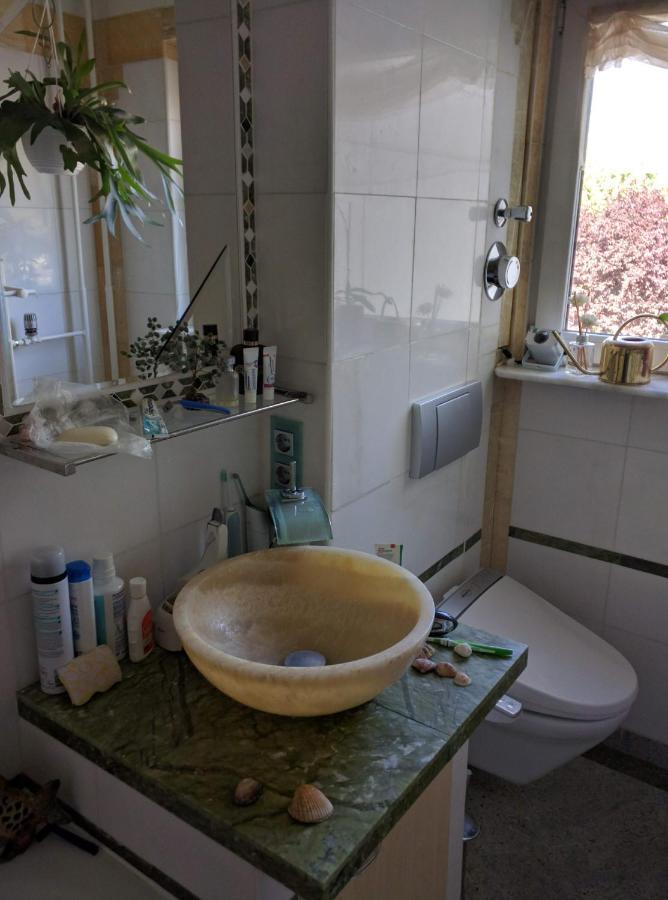 Weltoffenes Privates Gaestezimmer Bei Lgbtq Freundlichen Gastgeber Der Mit In Der Wohnung Lebt Berlin Exteriör bild