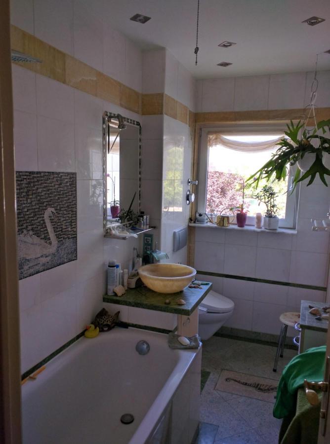 Weltoffenes Privates Gaestezimmer Bei Lgbtq Freundlichen Gastgeber Der Mit In Der Wohnung Lebt Berlin Exteriör bild