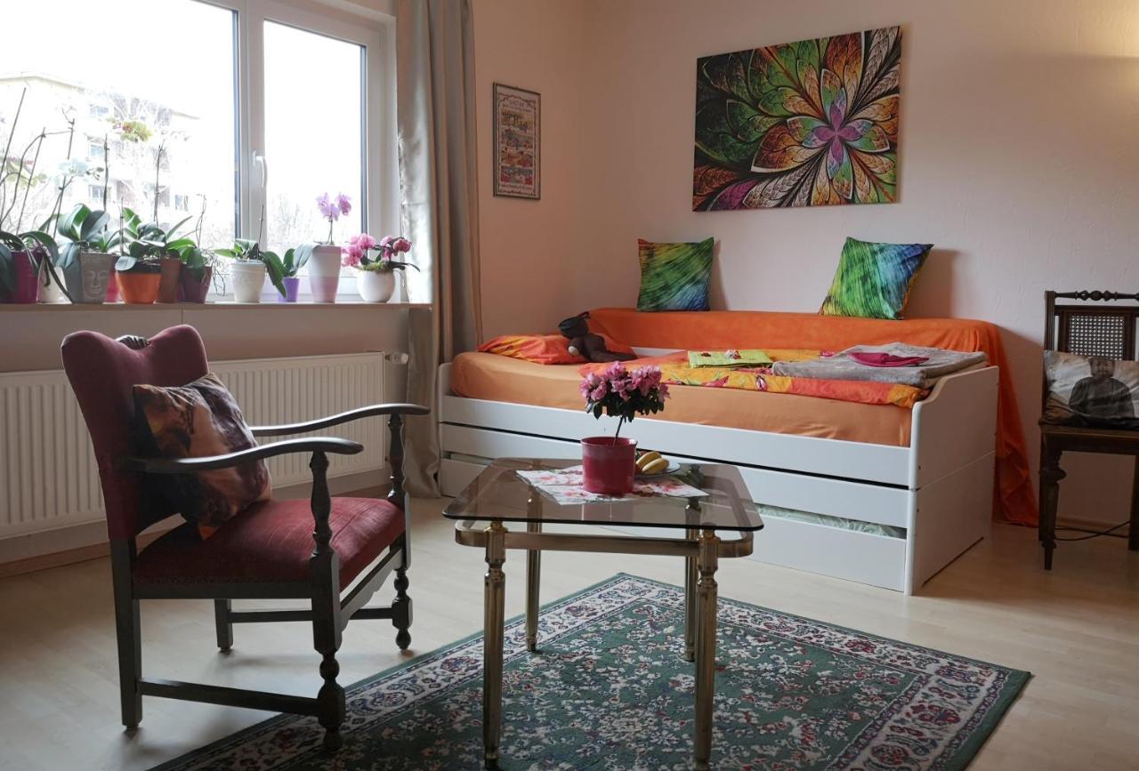 Weltoffenes Privates Gaestezimmer Bei Lgbtq Freundlichen Gastgeber Der Mit In Der Wohnung Lebt Berlin Exteriör bild
