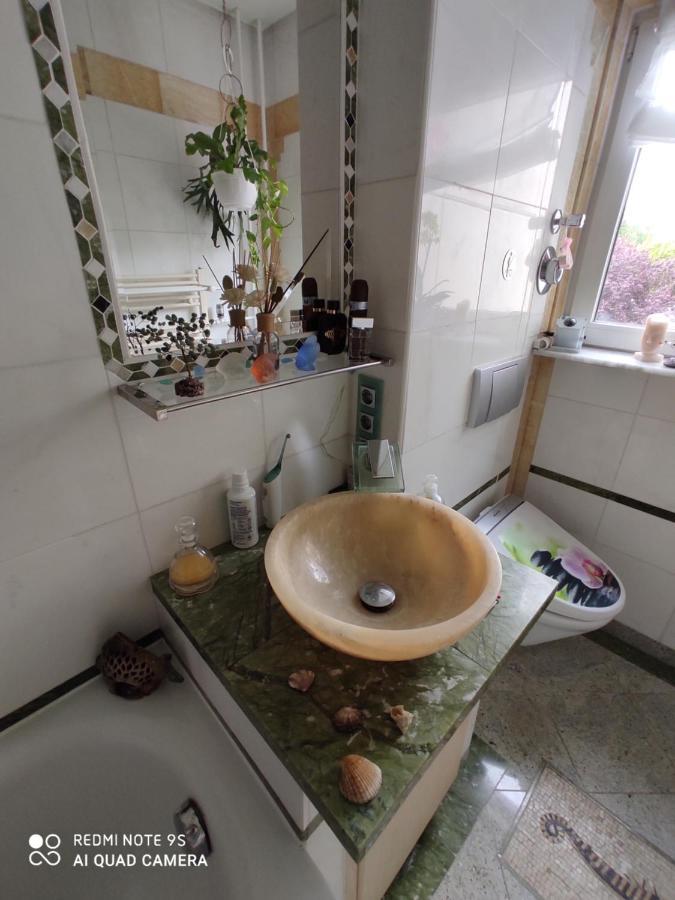 Weltoffenes Privates Gaestezimmer Bei Lgbtq Freundlichen Gastgeber Der Mit In Der Wohnung Lebt Berlin Exteriör bild