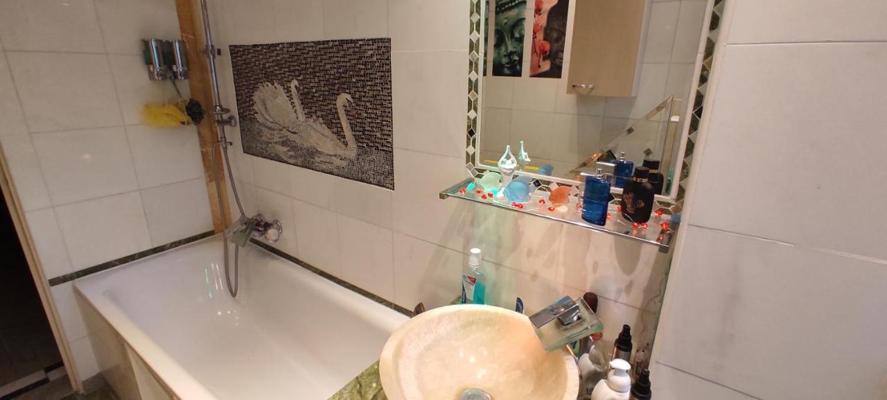 Weltoffenes Privates Gaestezimmer Bei Lgbtq Freundlichen Gastgeber Der Mit In Der Wohnung Lebt Berlin Exteriör bild