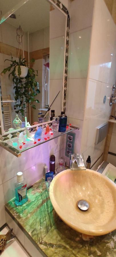 Weltoffenes Privates Gaestezimmer Bei Lgbtq Freundlichen Gastgeber Der Mit In Der Wohnung Lebt Berlin Exteriör bild