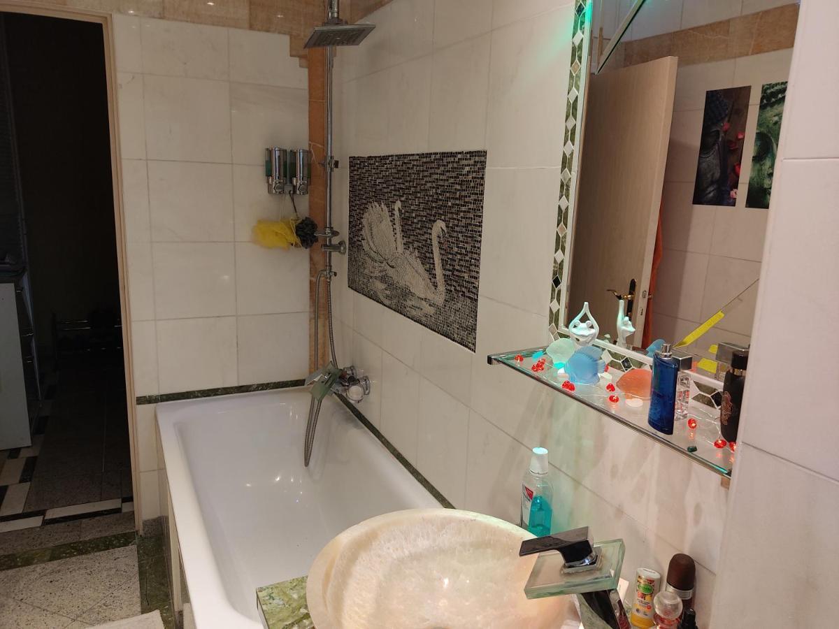 Weltoffenes Privates Gaestezimmer Bei Lgbtq Freundlichen Gastgeber Der Mit In Der Wohnung Lebt Berlin Exteriör bild