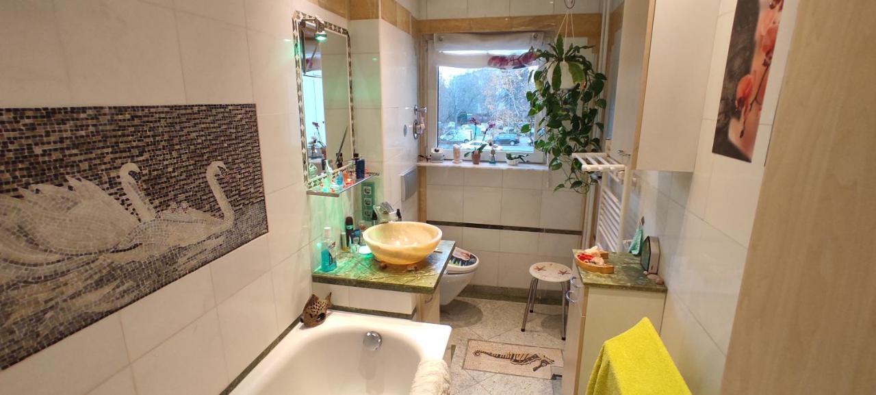 Weltoffenes Privates Gaestezimmer Bei Lgbtq Freundlichen Gastgeber Der Mit In Der Wohnung Lebt Berlin Exteriör bild