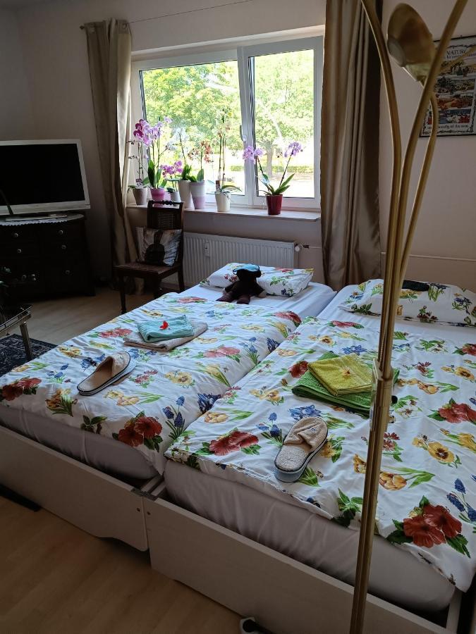 Weltoffenes Privates Gaestezimmer Bei Lgbtq Freundlichen Gastgeber Der Mit In Der Wohnung Lebt Berlin Exteriör bild
